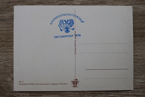 AK München / 1970 / Gruss vom Oktoberfest / Schützenliesl / Madl mit Bierkrug / Fahrgeschäfte / Künstler Karte